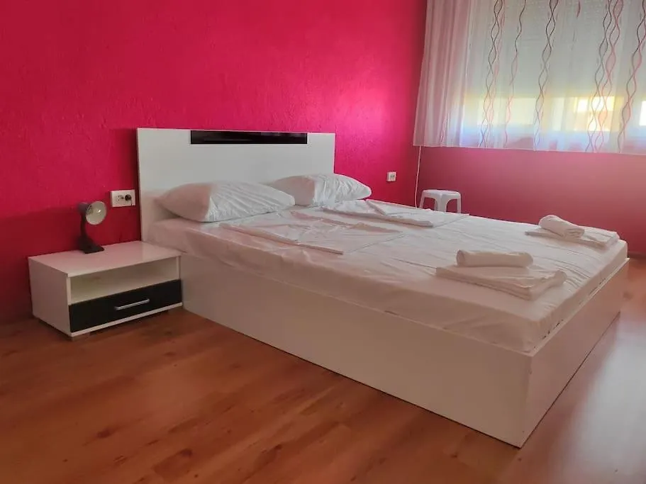 Red Room - Apartment In Varna - Beach And Forest